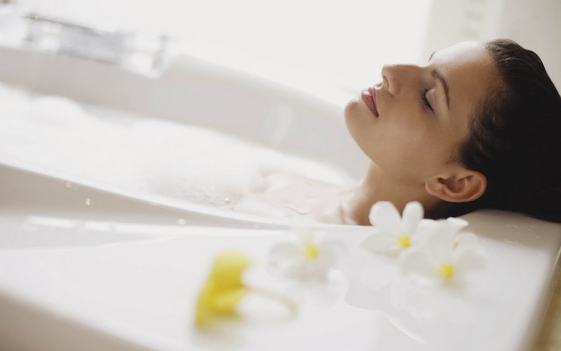 Tắm nước ấm là cách chữa rạn da ở tuổi dậy thì